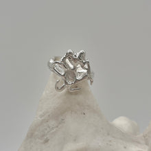 Load image into Gallery viewer, hearts/wires ring
